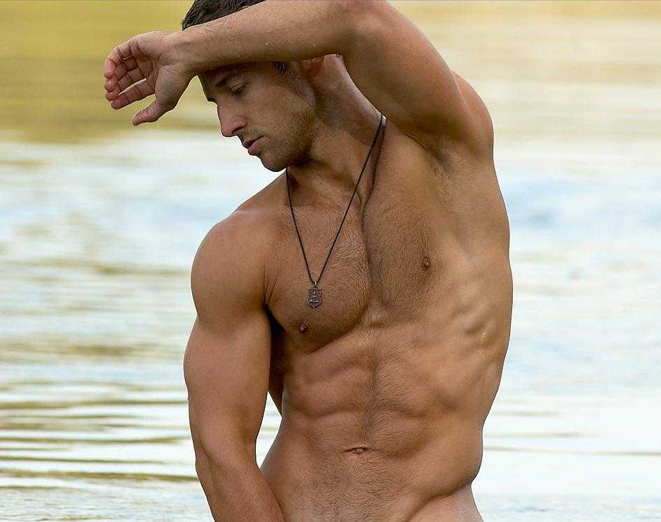 Крепкий обнажённый торс прославил «кандидата в депутаты» | forpost