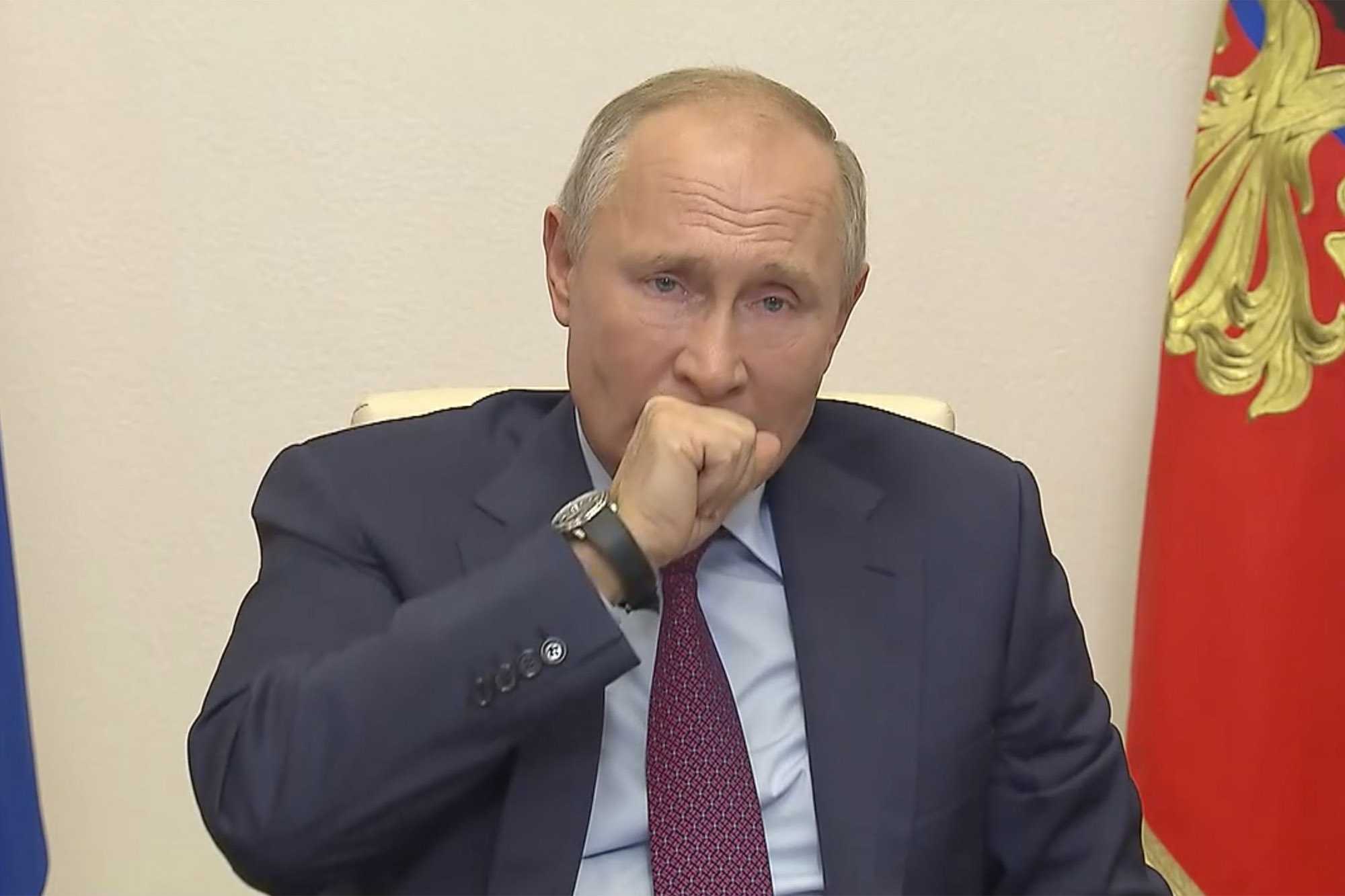 Из-за слуха о болезни Владимира Путина в Сети ищут доказательства, что у него был рак щитовидной железы Смотрят на фото и вспоминают о кашле