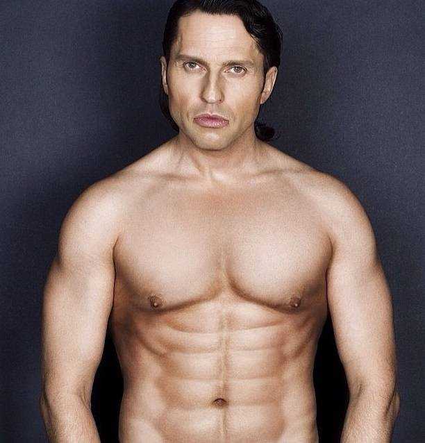 Крепкий обнажённый торс прославил «кандидата в депутаты»