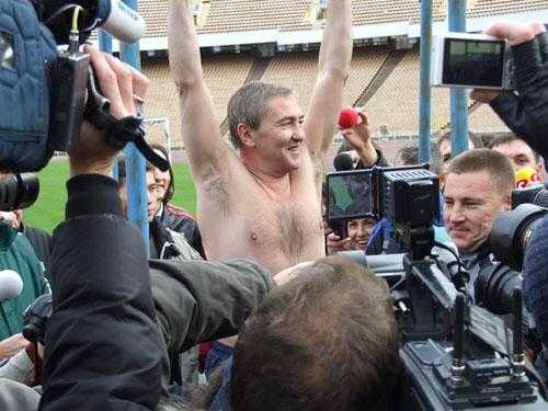 Крепкий обнажённый торс прославил «кандидата в депутаты»