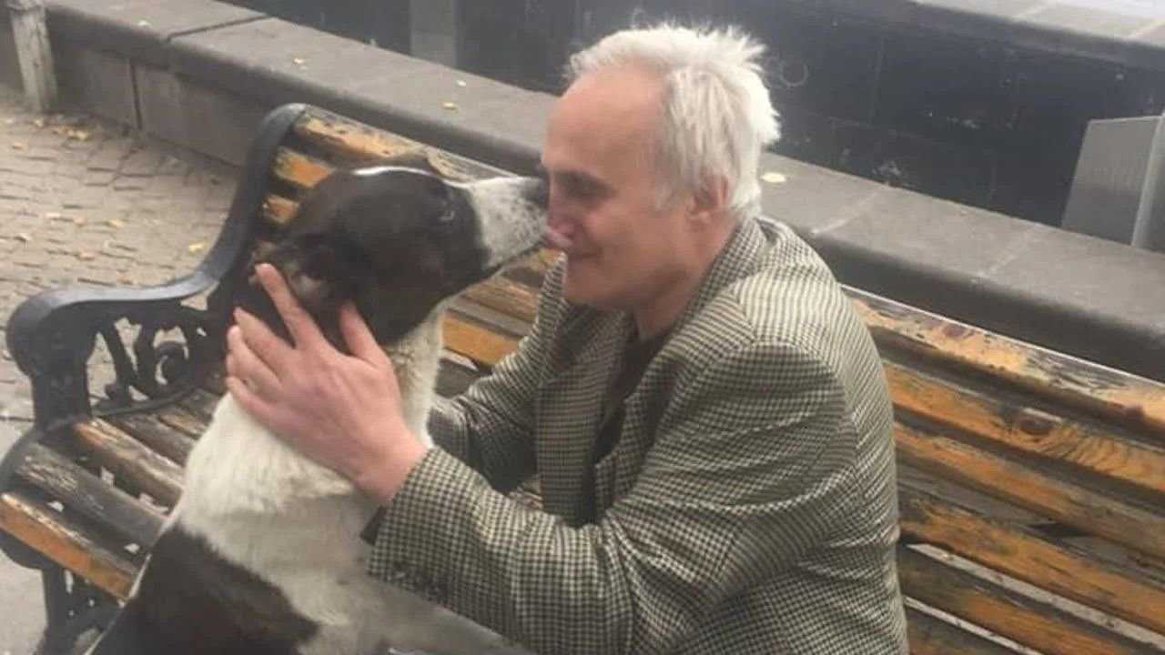 Бездомный потерял свою собаку и не думал, что когда-нибудь снова её увидит Но добрые жители нашли питомца, и эта встреча вызывает у людей слёзы счастья