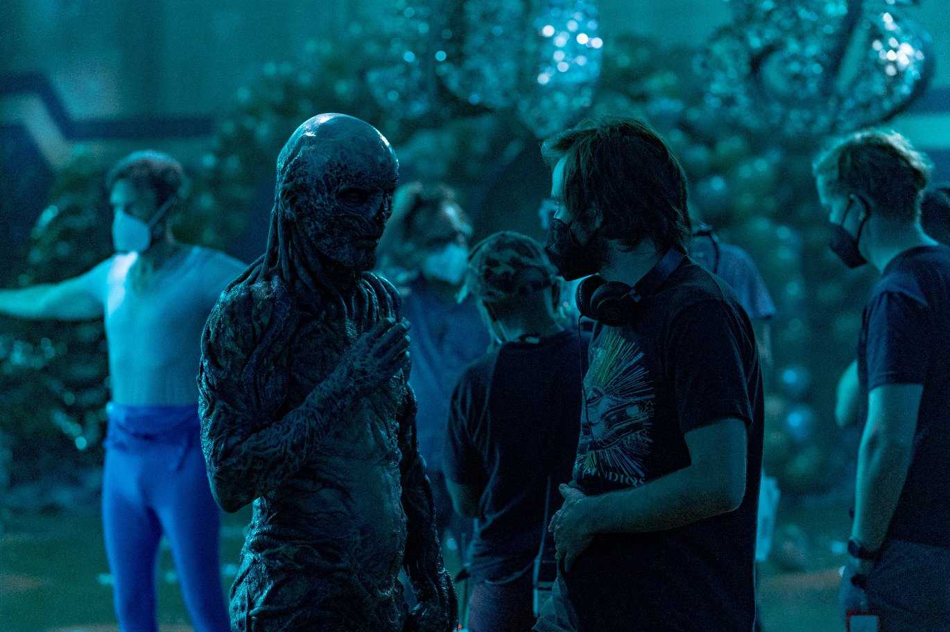 Кто озвучил сериал очень странные дела (2016) на русском?