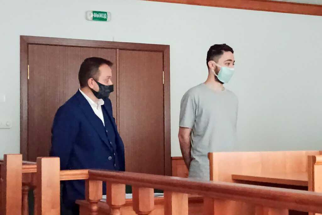 До вступления в законную силу: суд приостановил решение мвд о нежелательности пребывания в рф стендап-комика мирзализаде