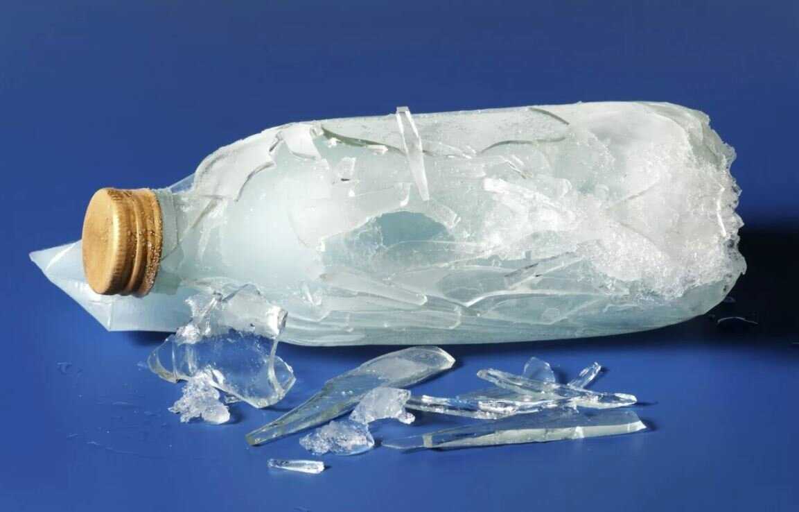 Почему при заморозке. Вода расширяется при замерзании. Бутылка во льду. Замерзшая бутылка. Заморозка воды в бутылке.