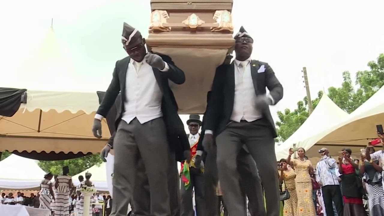 Видео с мужчинами, танцующими на похоронах, обрело новую жизнь в соцсетях Теперь эти носильщики гроба-аниматоры из Ганы — символ фейлов