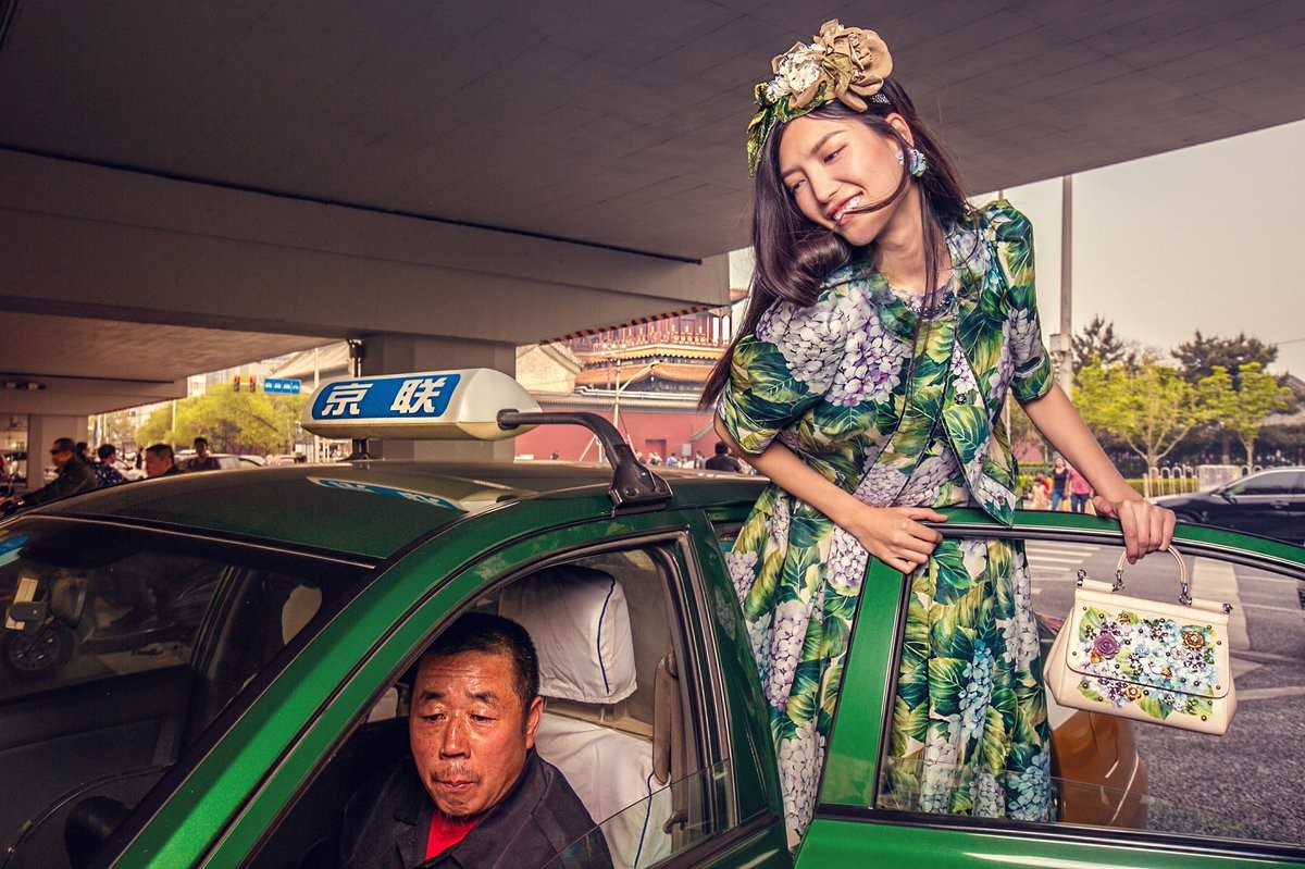 Россияне массово отписываются от страницы dolce & gabbana в instagram из-за публикации снимка гей-пары