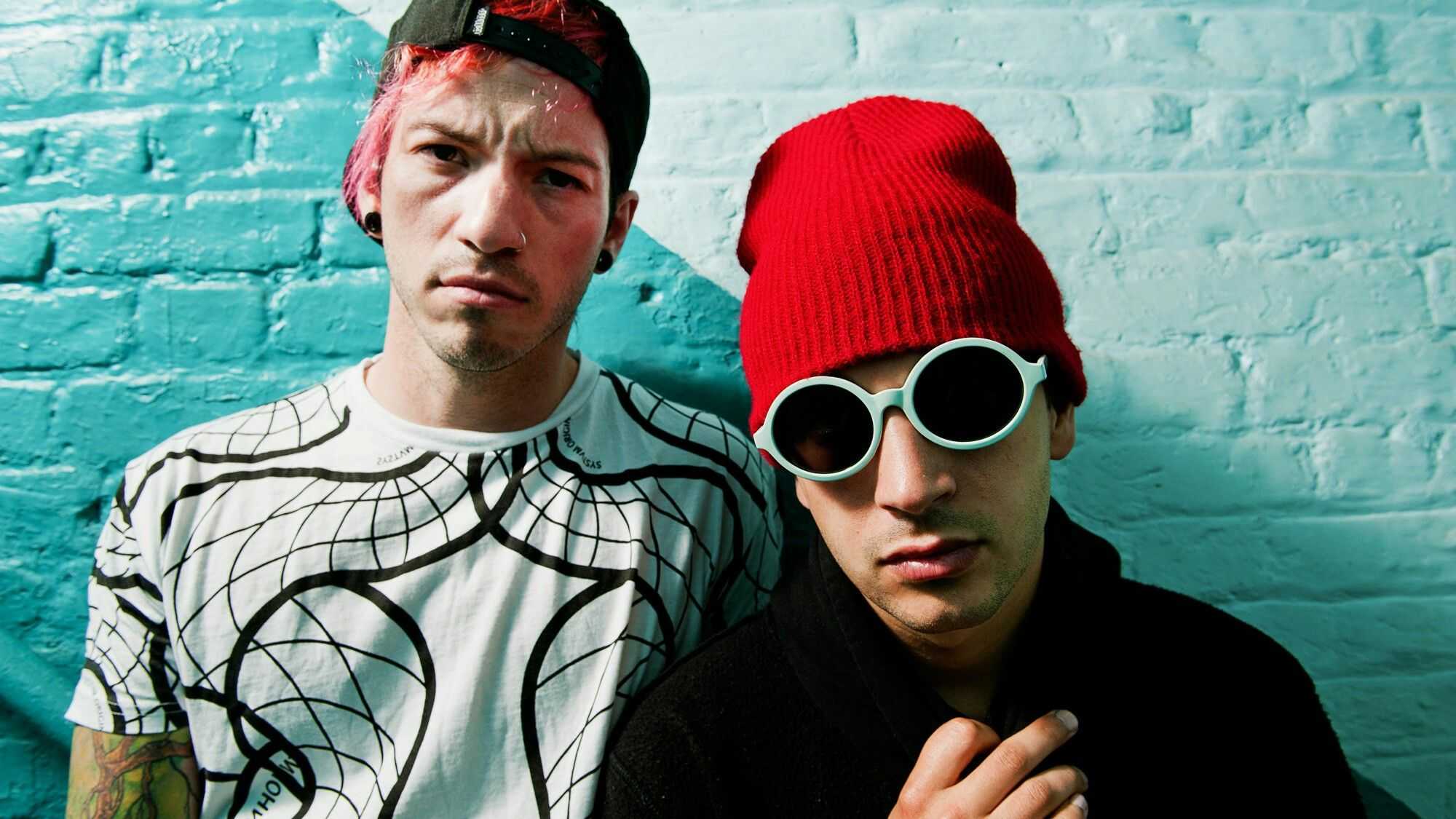 Почему у twenty one pilots черные руки и шея?