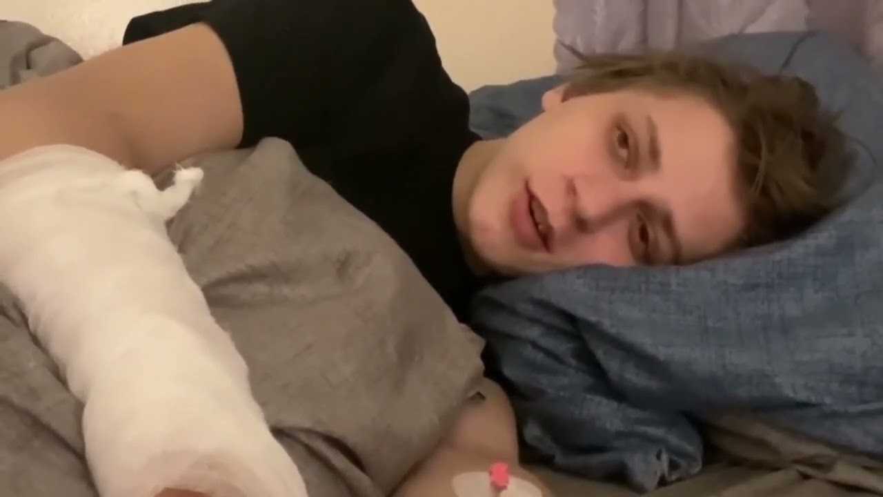 Ютубер Мамикс рассказал, почему две недели не выпускал новых видео Блогер попал в больницу из-за неудачного эксперимента с травмой руки