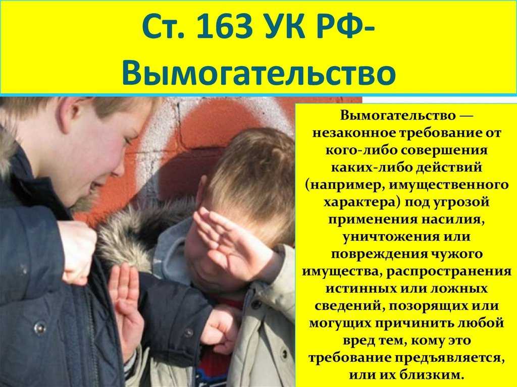 У пользователей интернета много вопросов к нему и к посетителям ТЦ, которые засняли это на видео, но даже не попытались помочь девушке
