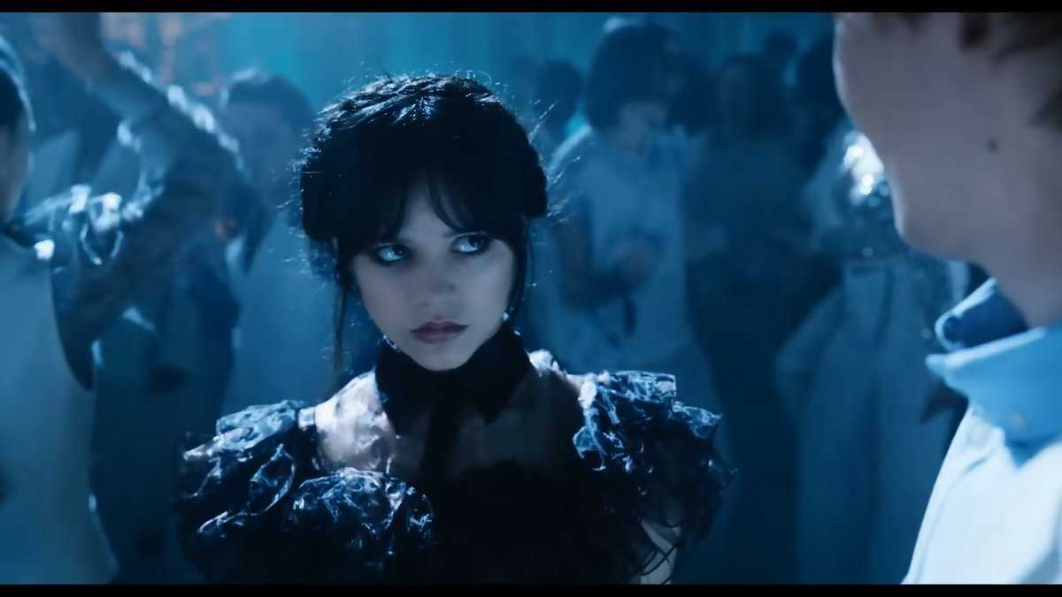 Сцена с танцем Уэнздей из одноимённого сериала, который исполнила актриса Дженна Ортеги, покорила пользователей Сети В тиктоке зрители пытаются повторить движения мрачной героини