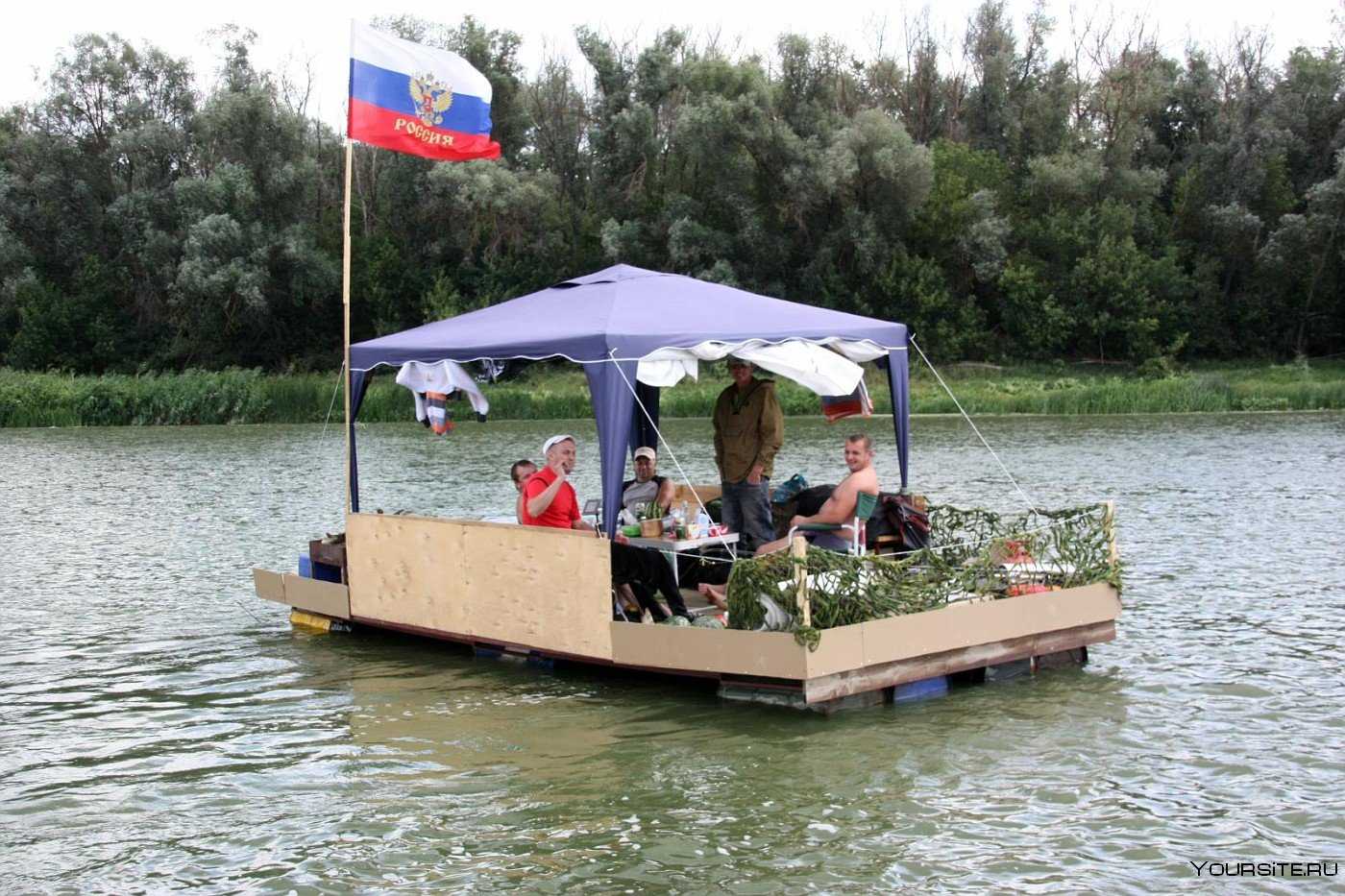 Плот с шалашом. шалаш с рыбаками и арбуз проплыли по волге на конкурсе плавсредств в астрахани