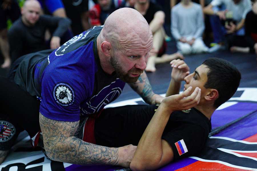 Борец ММА Джефф Монсон стал депутатом от Красногорска и говорит, что хочет помогать россиянам В соцсетях его укоряют незнанием языка и ставят в пример странную присягу