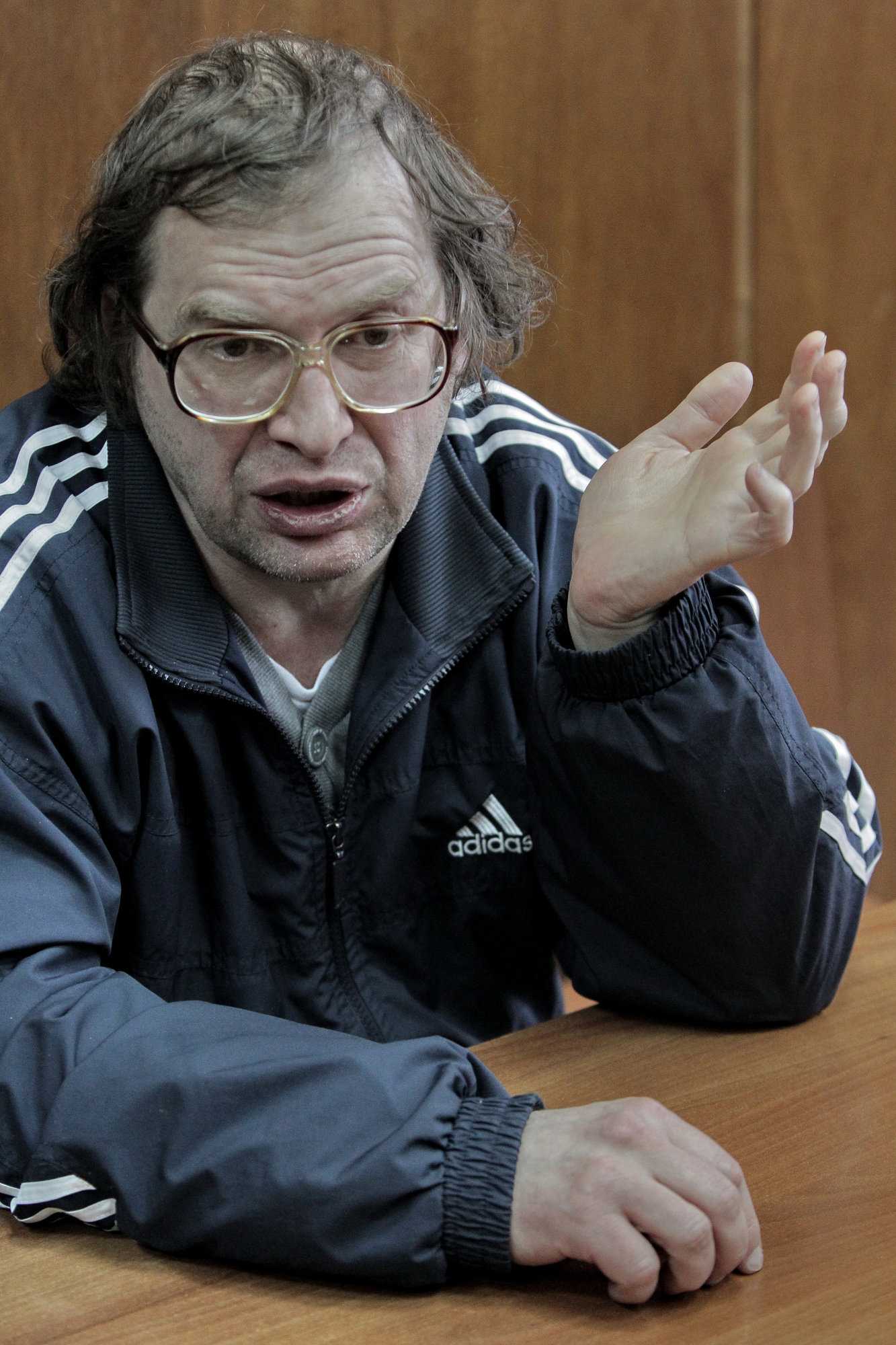 Мавроди сидит в кресле запрокинув руку