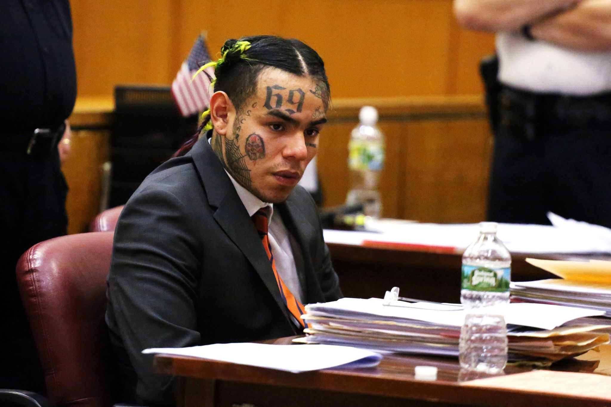 В биографии рэпера 6ix9ine появилась страница с обвинением в рэкете и вооруженном нападении