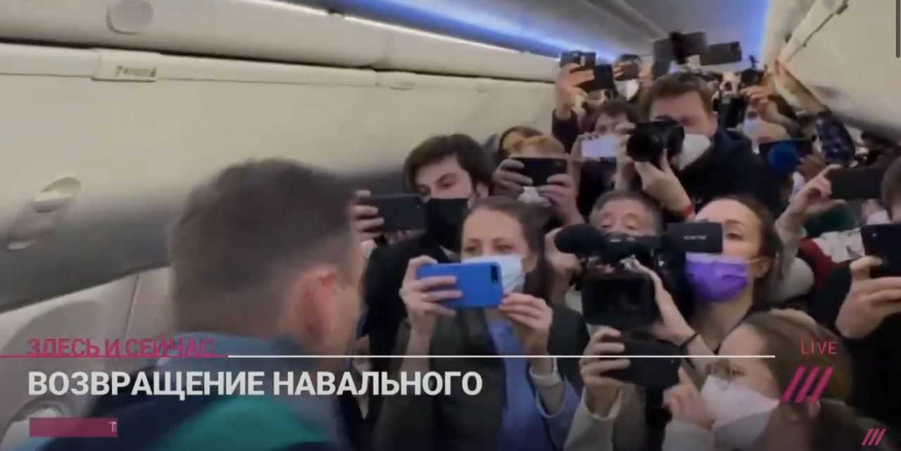 Писатель и основатель НБП Эдуард Лимонов стал гостем шоу вДудь Он рассказал всё, что думает, о Путине, Ельцине, Познере, Собчак, Навальном и самом себе