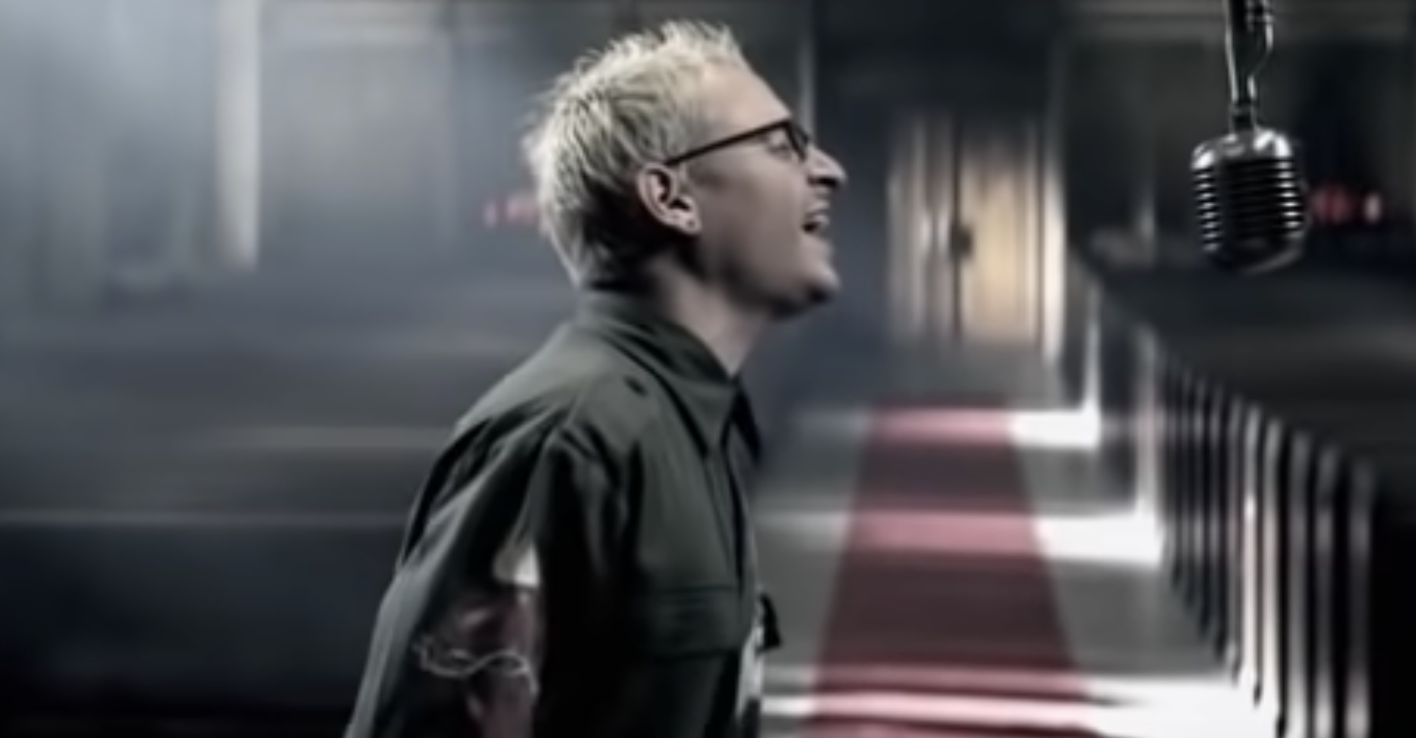 В новом клипе Linkin Park Lost, созданном нейросетью Kaiber, видны отсылки к старым клипам Faint, Breaking The Habit, New Divide на кадрах с Честером Беннингтоном
