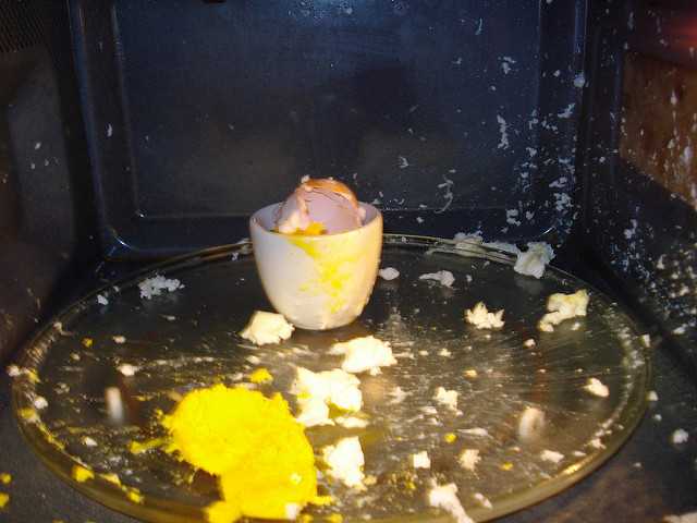 Можно ли вареное яйцо в микроволновке. Взорванное яйцо в микроволновке. Взрыв яйца в микроволновке. Яйцо взорвалось в микроволновке. Яйцо в микроволновку.