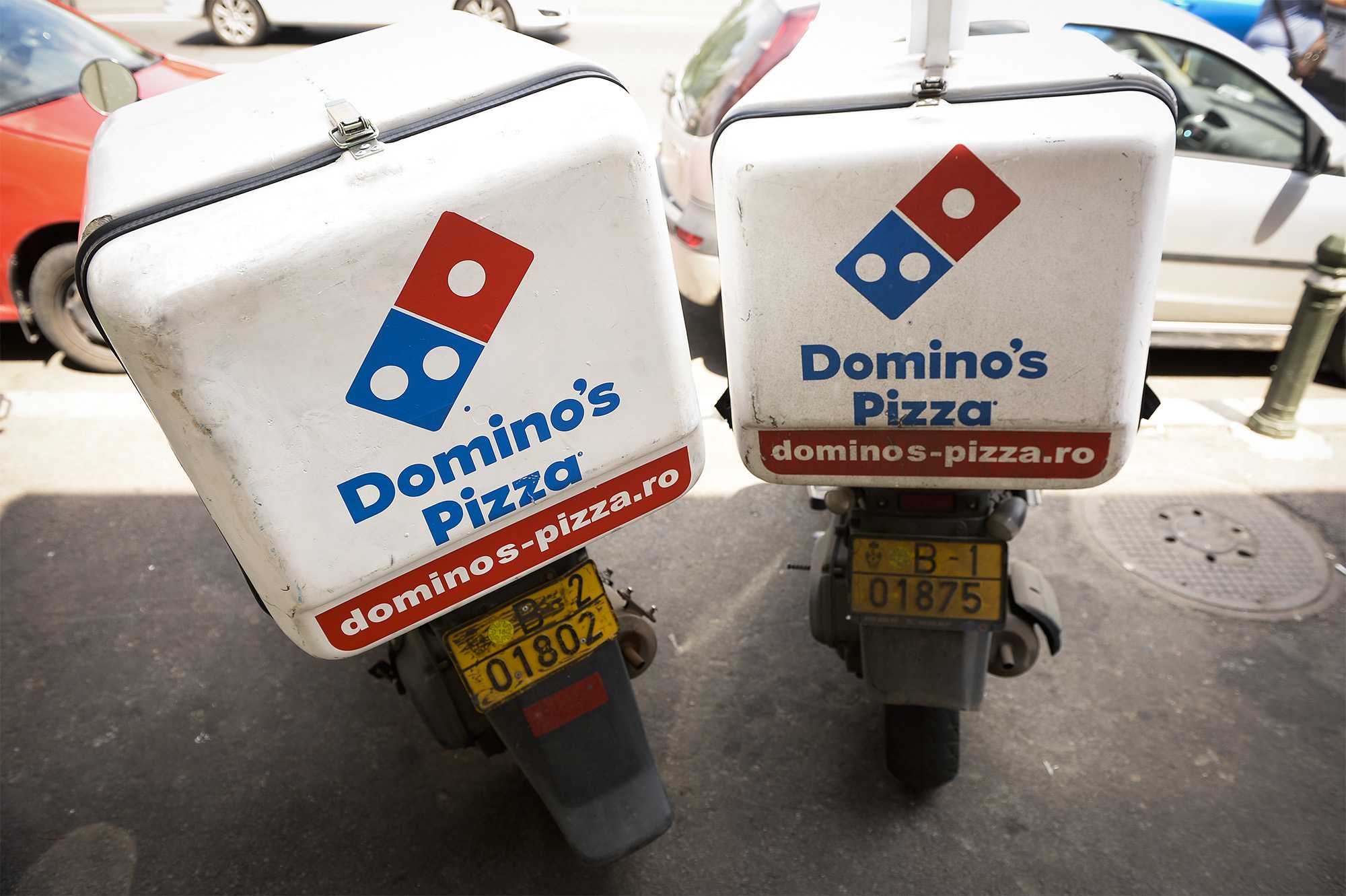 Domino's обещает бесплатную пиццу на всю жизнь в обмен на татуировку с логотипом - сразу же сожалеет об этом