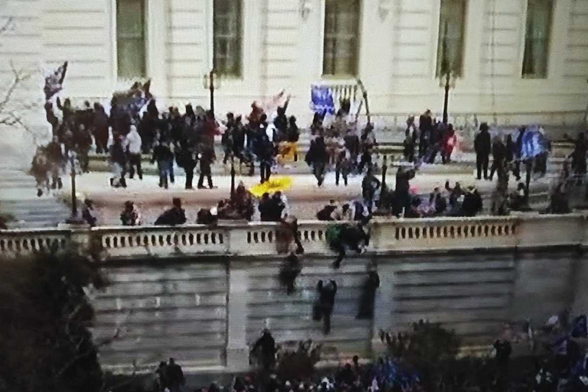 Протестующие захватили район сиэтла и провозгласили там автономию. трамп затребовал войска, мэр послала его в бункер