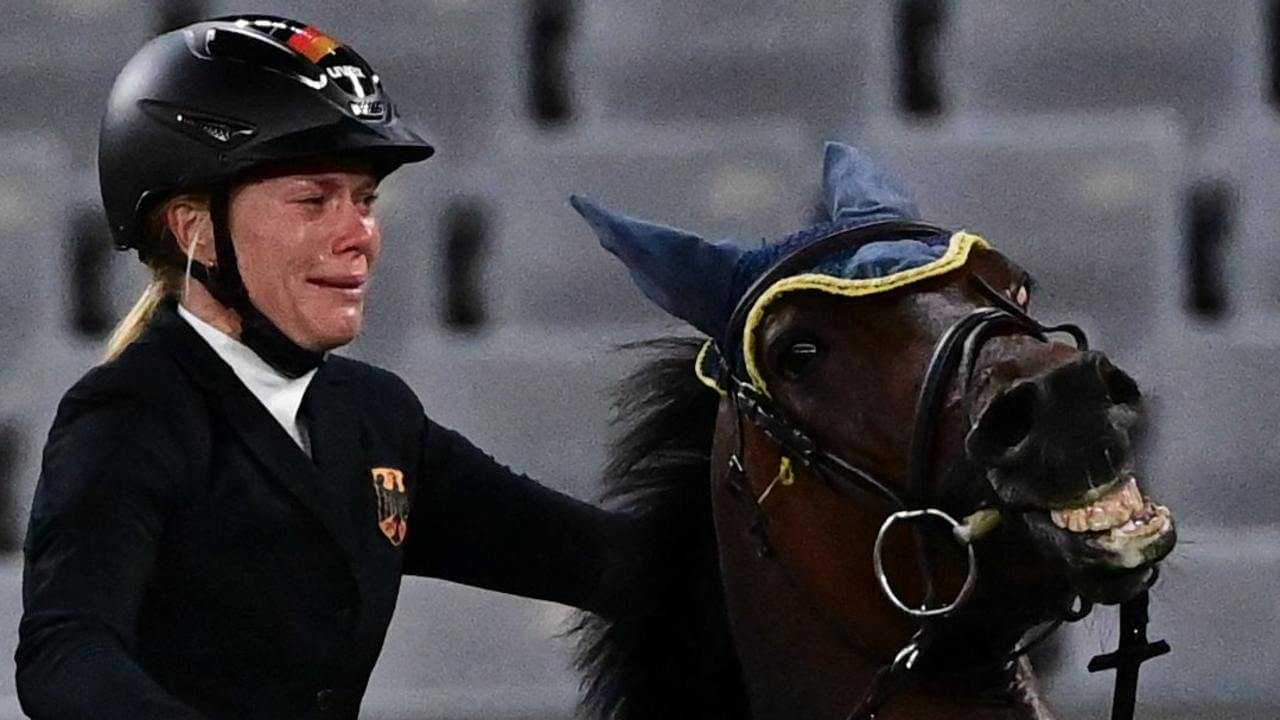 Благодарность волонтёру, скандал с укушенной медалью и тату в честь внука-скалолаза: что осталось за кадром игр в токио — рт на русском