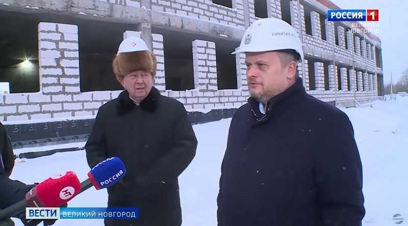 Кадр из новостей по России-1 в Великом Новгороде стал мемом На фото ветеран надел каску поверх меховой шапки На пикчах шутят о стиле и безопасности