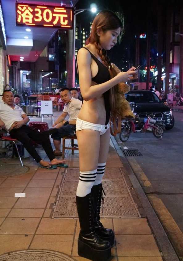 Изобретательница и блогерша из Китая Наоми Ву она же SexyCyborg создала корсет, который заставляет её силиконовые импланты в груди светиться В своём видео она рассказала, как это работает