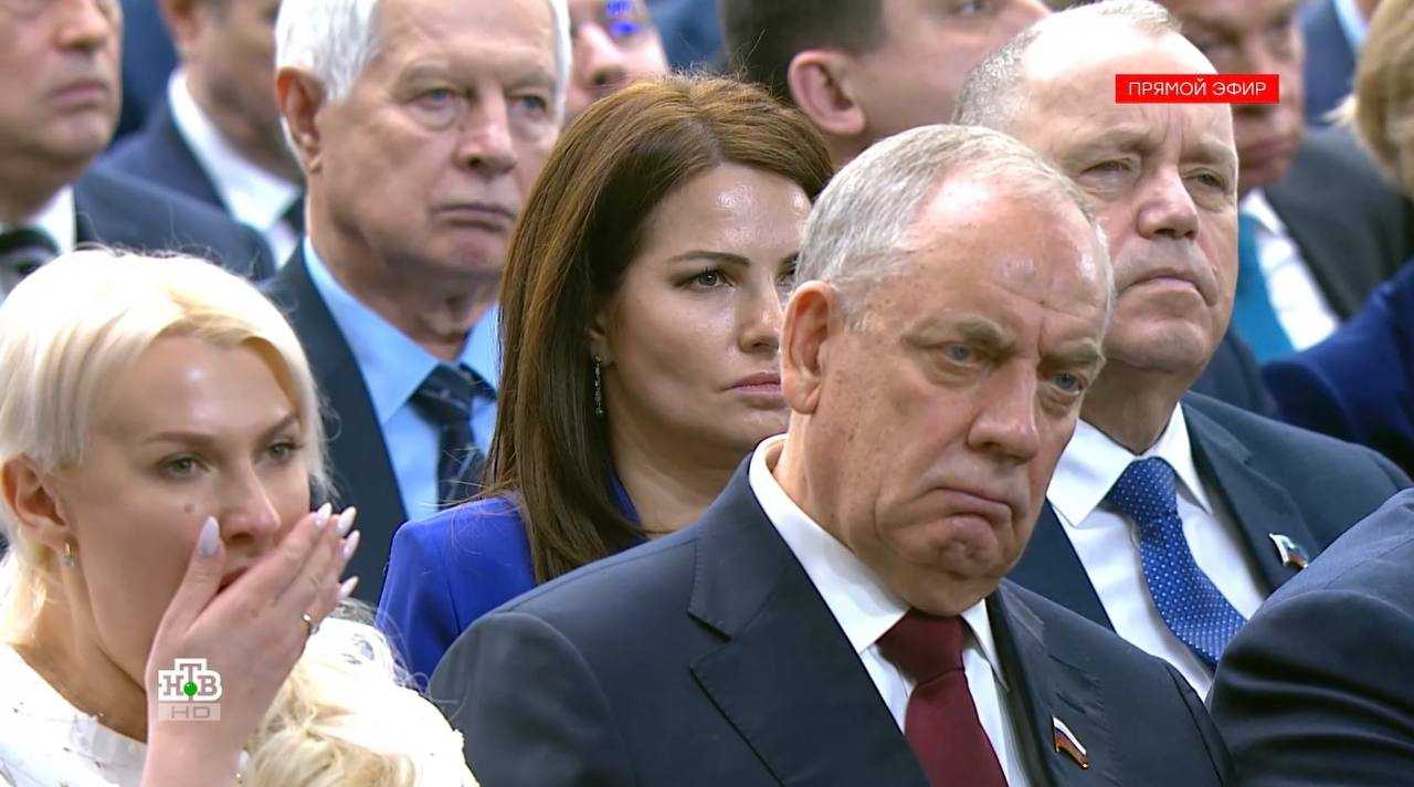 Зрители сделали скриншоты видео с посланием Владимира Путина Федеральному Собранию На снимках собрали хмурые лица чиновников