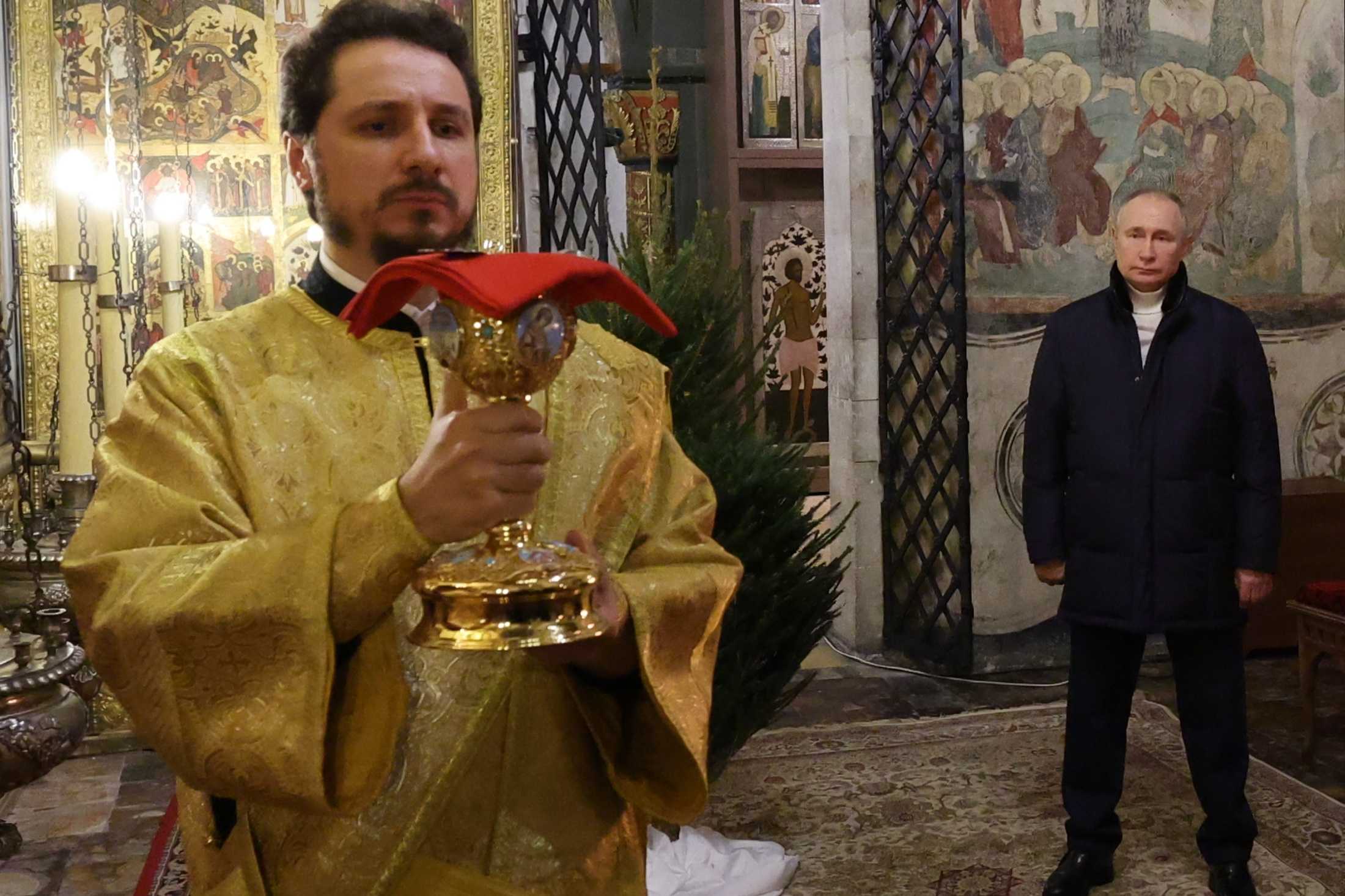 Блогеры в твиттере сравнили фото Владимира Путина на Рождество в 2019, 2020, 2021 и 2023 годах, заметив, что количество людей вокруг президента сокращается