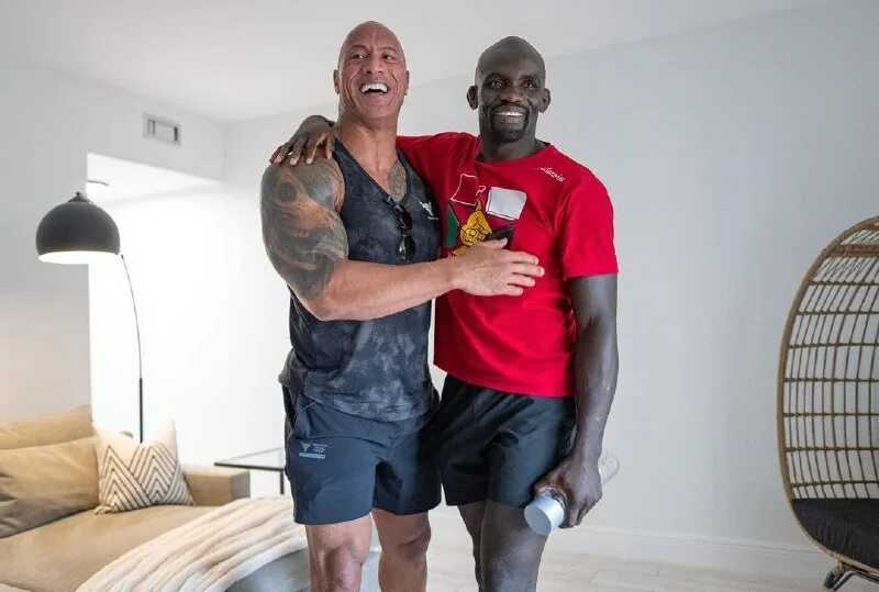 The rock: 10 человек, с которыми дуэйн джонсон по-прежнему близки друзья (и 10 с ним он больше не разговаривает)