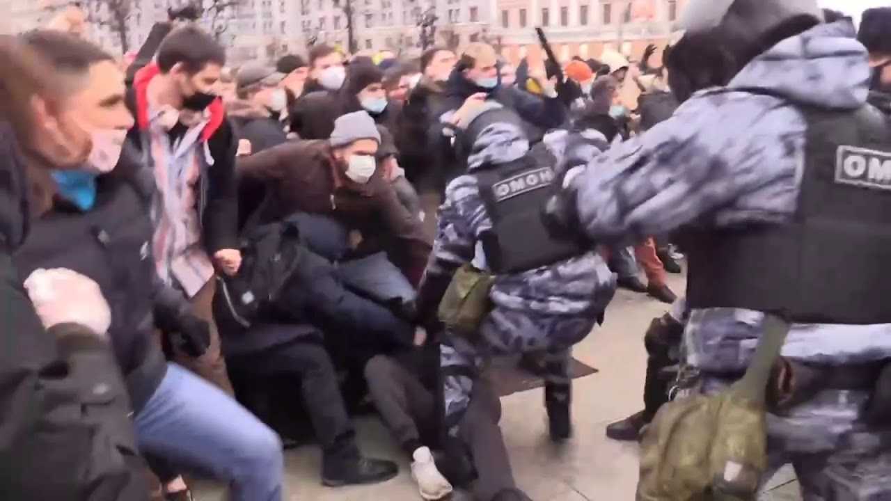 Протестующие захватили район сиэтла и провозгласили там автономию. трамп затребовал войска, мэр послала его в бункер