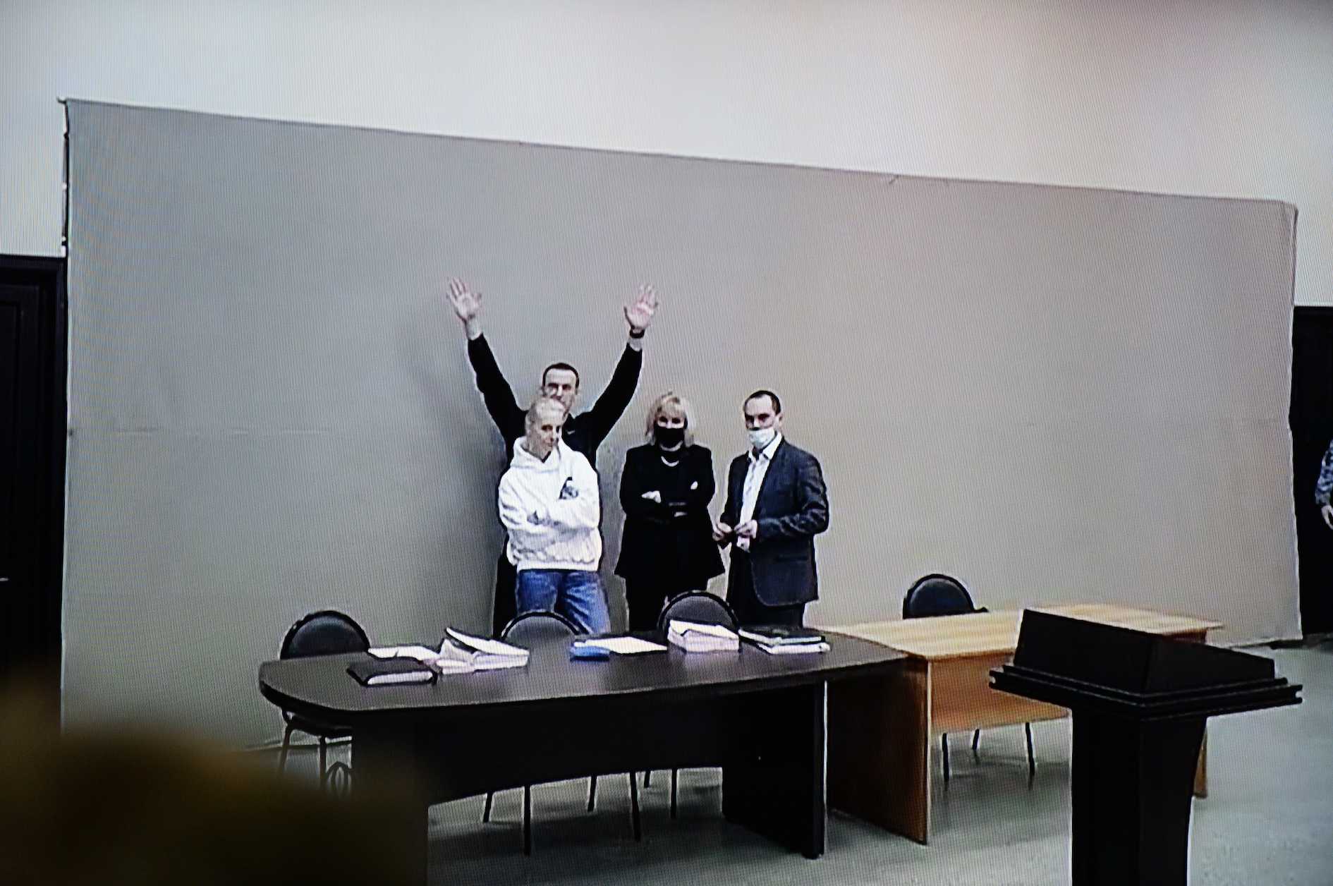 «последняя гастроль»: эксперты о новом процессе над навальным и будущем его соратников