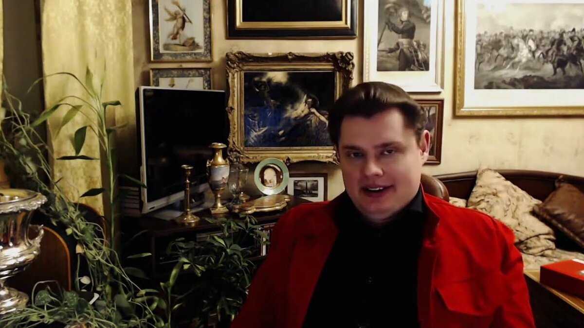 Историк Евгений Понасенков посоветовал журналисту Александру Невзорову заниматься лошадьми, а не политикой из-за якобы двуличной позиции репортёра