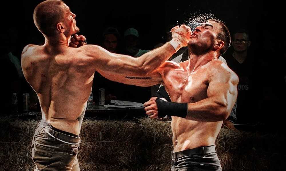 Зрители наслаждаются просмотром ютуб-шоу Epic Fighting Championship В передаче треш-блогеры, например Олег Монгол и Руки-базуки, решают конфликт в октагоне
